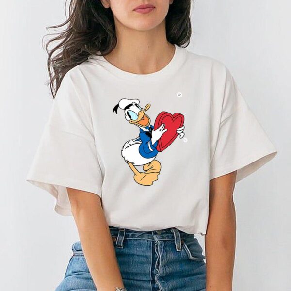Donald Duck Holding Heart In Valentines Day Essential T-Shirt
