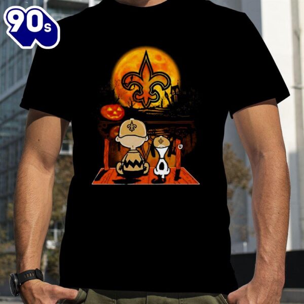 Snoopy And Charlie Brown New Orleans Saints Sitting Under Moon Halloween T-Shirts