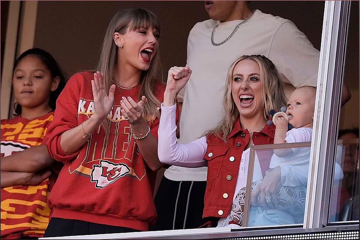 Taylor Swift and Brittany Mahomes Enjoy a Stylish Dinner Outing in Beverly Hills - -1580049415
